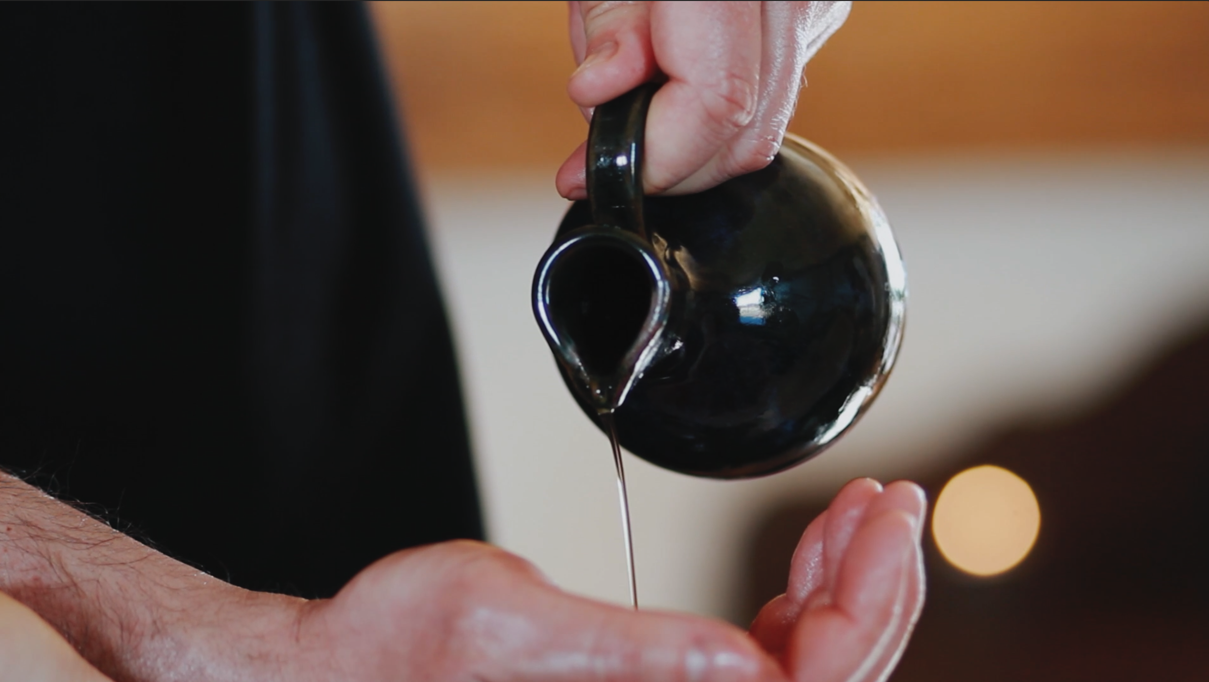 wylewajacy-sie-olej-do-masazu-z-dzbanuszka